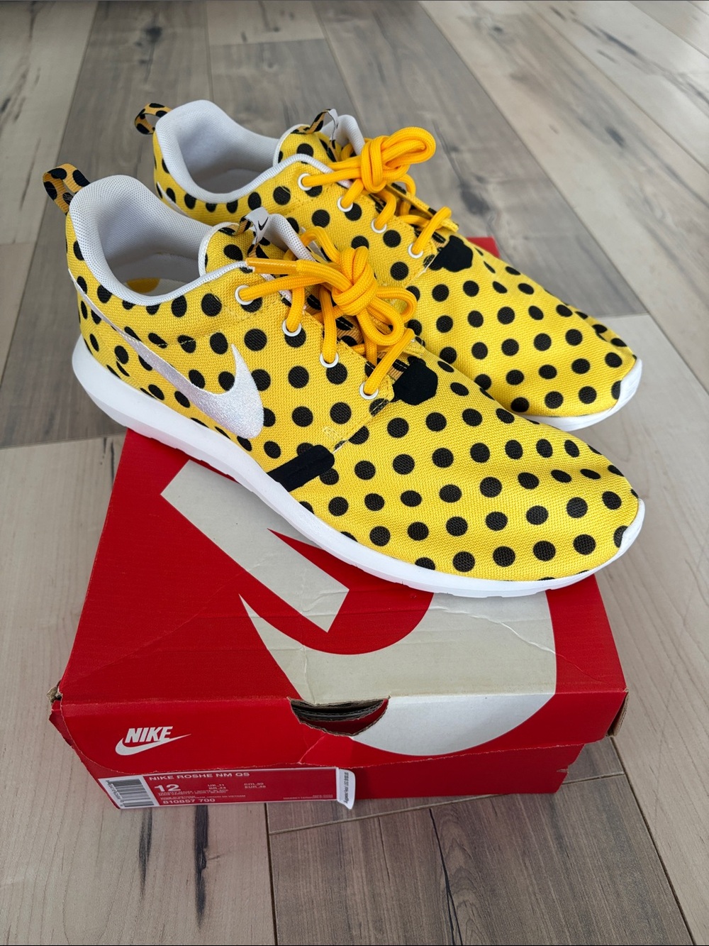 NEW Nike Roshe Yellow & Black Polka Dot